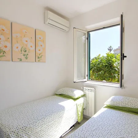 Appartement In With Terrace And Sun Loungers