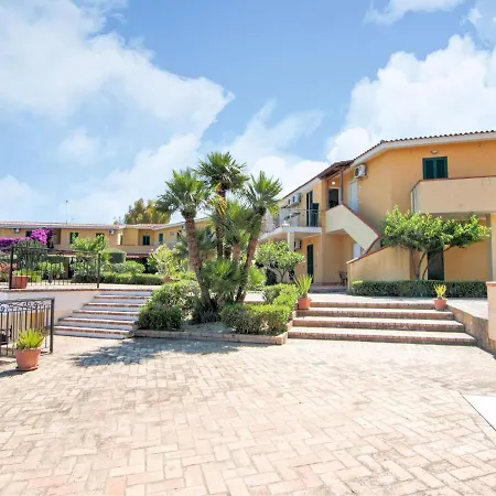 Appartement In With Terrace And Sun Loungers
