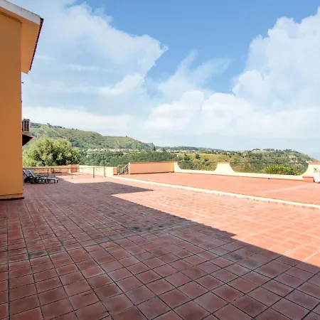 Appartement In With Terrace And Sun Loungers Parghelia